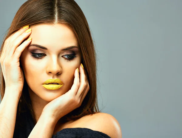 Mujer con labios y uñas amarillas —  Fotos de Stock