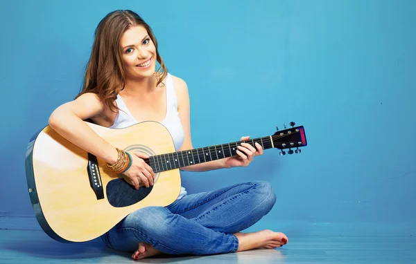 Jovem mulher tocando guitarra — Fotografia de Stock