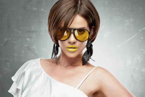 Mujer con corte de pelo bob y labios amarillos — Foto de Stock