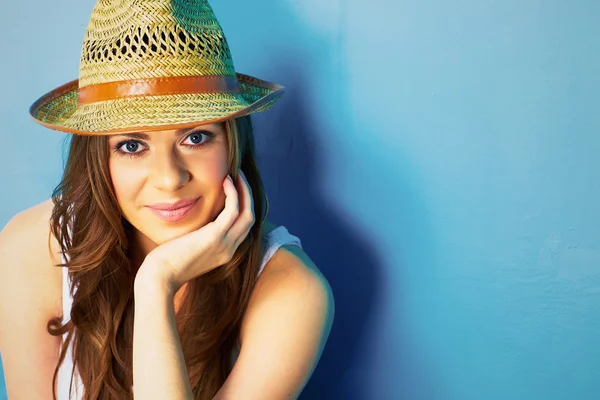 Mulher sorridente em chapéu de palha — Fotografia de Stock