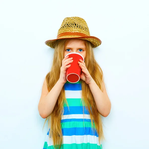 Petite fille avec café à emporter — Photo