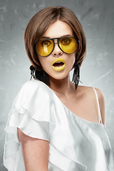 Mulher com corte de cabelo bob e lábios amarelos — Fotografia de Stock