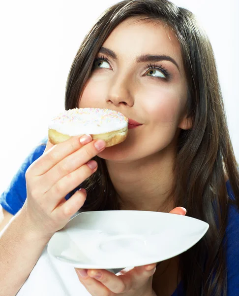 Жінка їсть пончик — стокове фото