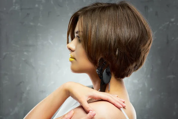 Woman with bob haircut and yellow lips — Stock Photo, Image