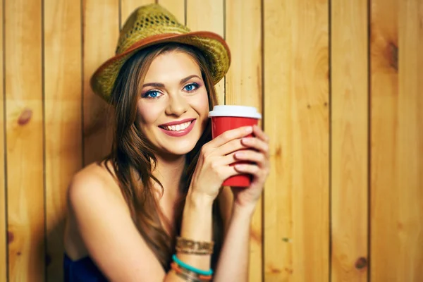 Mädchen mit Kaffeetasse — Stockfoto