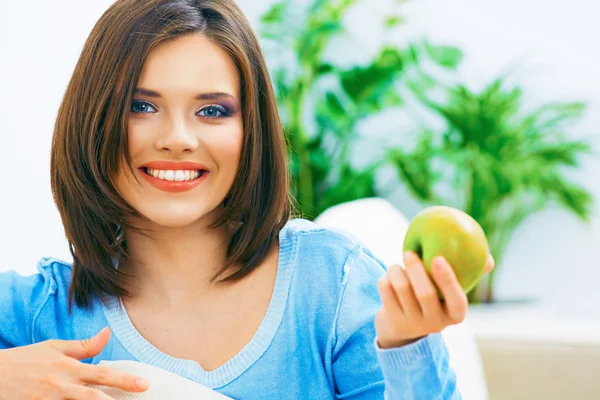 Flicka anläggningen grönt äpple — Stockfoto