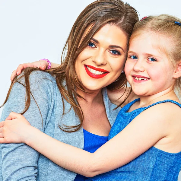 Madre e hija abrazando — Foto de Stock