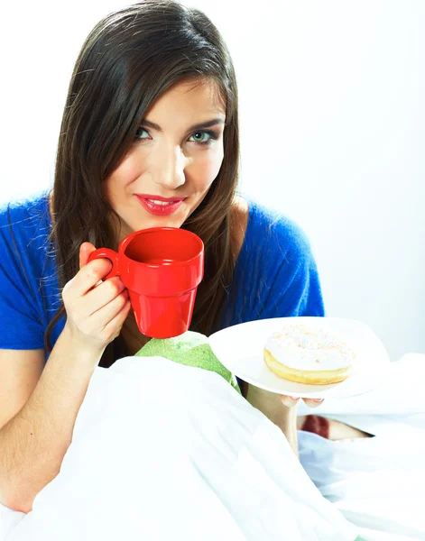 Frau isst Donut — Stockfoto