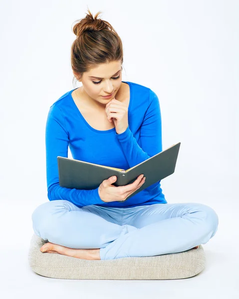 Student sitter med öppen bok — Stockfoto