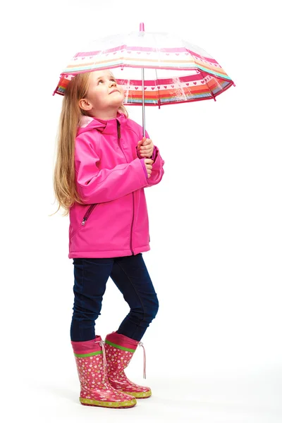 Девушка стоит с зонтиком — стоковое фото