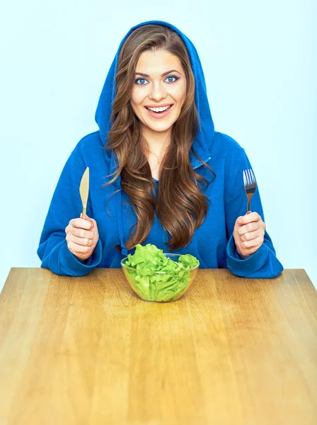 Mädchen isst Salat — Stockfoto