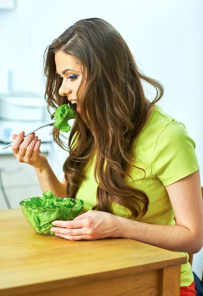 Vrouw die salade eet — Stockfoto