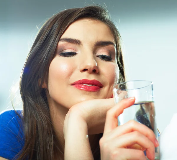 Frau hält Wasserglas — Stockfoto