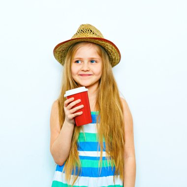 Küçük kız kahve ile gitmek