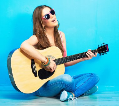 Gitarlı bir kadın