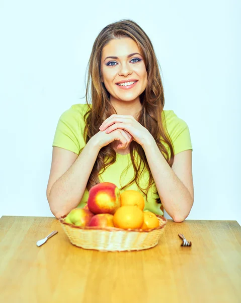 Žena s jablka a pomeranče — Stock fotografie