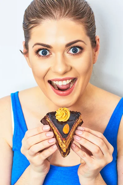 Piękna kobieta jedząca ciasto — Zdjęcie stockowe