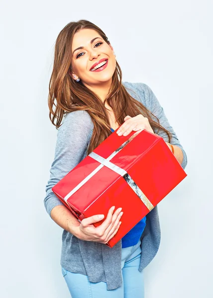 Vrouw houdt grote geschenkverpakking — Stockfoto