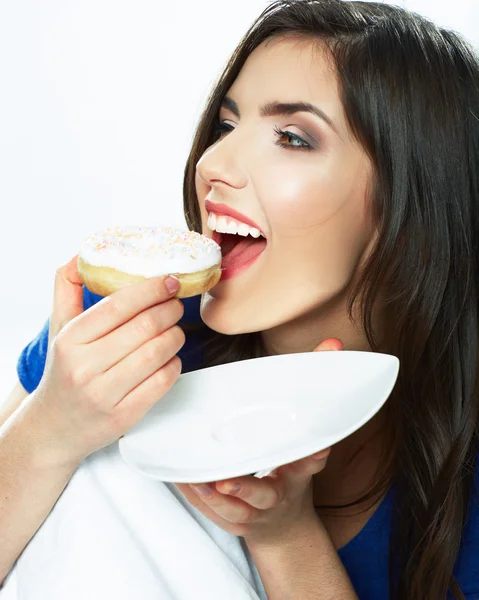 Vrouw donut eten — Stockfoto