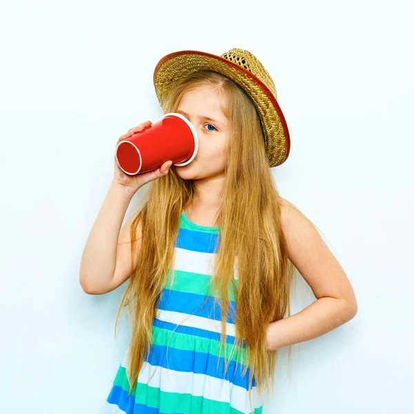 Petite fille avec café à emporter — Photo