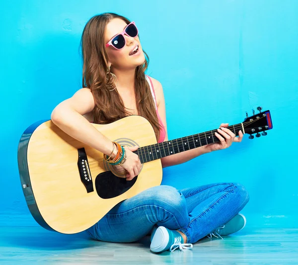 Γυναίκα κάθεται με κιθάρα — Φωτογραφία Αρχείου