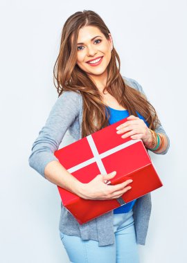 Kadın büyük hediye kutusu tutar