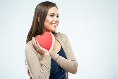 Kadın kırmızı kalp tutar