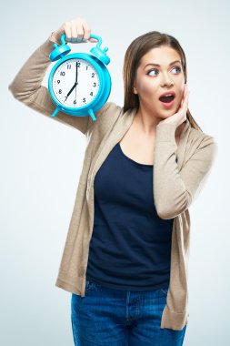 kadın çalar saat tutar