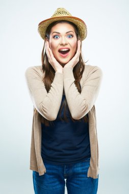 Hasır şapka ile poz kız