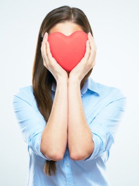 Kadın kırmızı kalp tutar