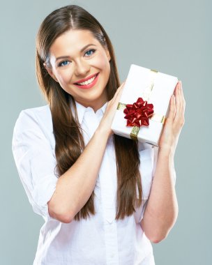 kadın hediye kutusu tutar