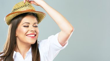 Hasır Şapkalı Güzel Kadın