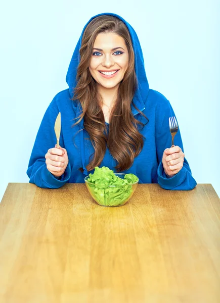 Ragazza mangiare insalata — Foto Stock