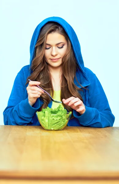 サラダを食べる女の子 — ストック写真