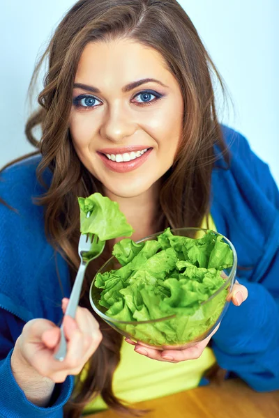 Mujer comiendo ensalada —  Fotos de Stock