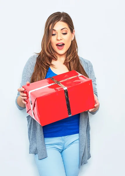 Vrouw houdt grote geschenkverpakking — Stockfoto