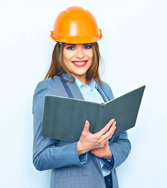 Kvinnan bär byggnaden hjälm — Stockfoto