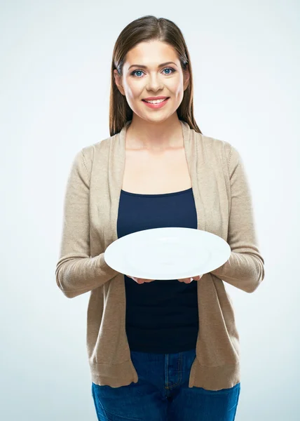 Vrouw toont een lege plaat — Stockfoto