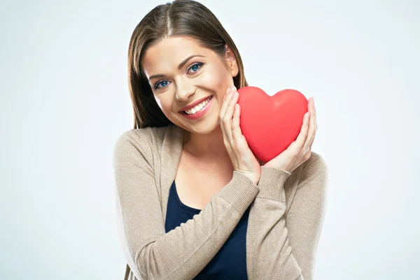 Vrouw houdt rood hart — Stockfoto