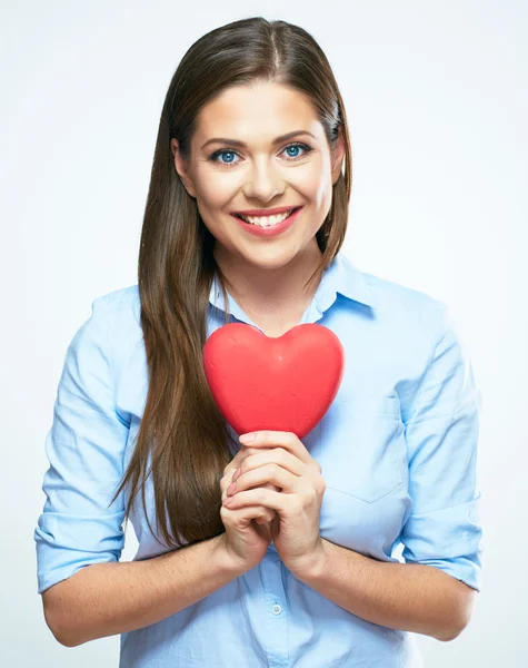 Vrouw houdt rood hart — Stockfoto