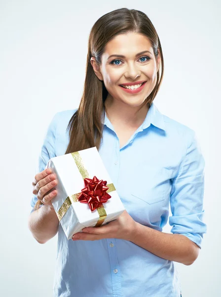 Donna che presenta confezione regalo — Foto Stock