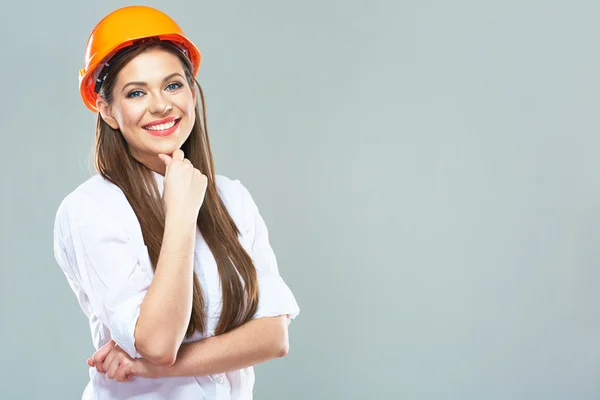 Frau mit orangefarbenem Helm — Stockfoto