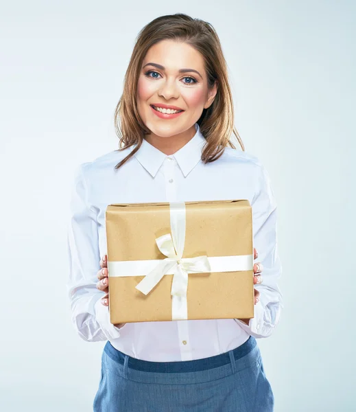 Frau mit Geschenkbox — Stockfoto