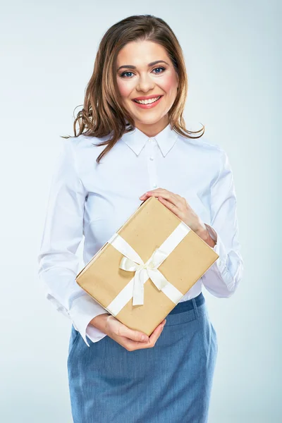 Femme avec boîte cadeau — Photo