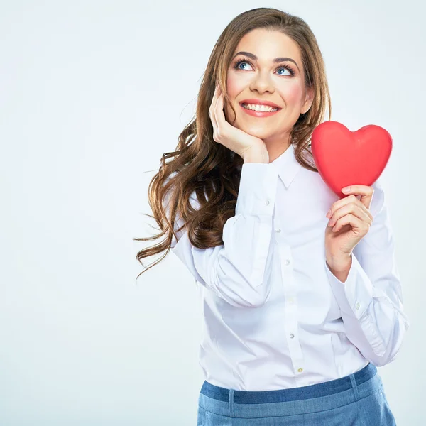 Vrouw houdt rood hart — Stockfoto