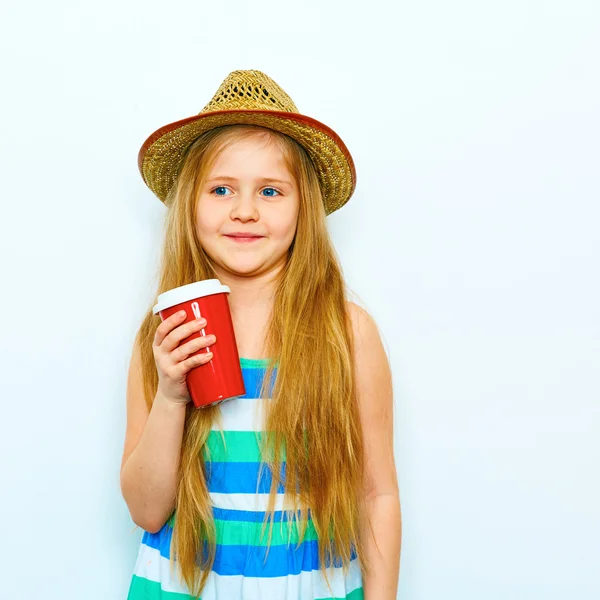 Bambina con caffè da portar via — Foto Stock