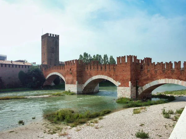 イタリア ヴェローナのアディジェ川のスカリガー橋 — ストック写真