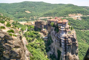 Dağın tepesinde bir manastır. Meteorlar. Yunanistan