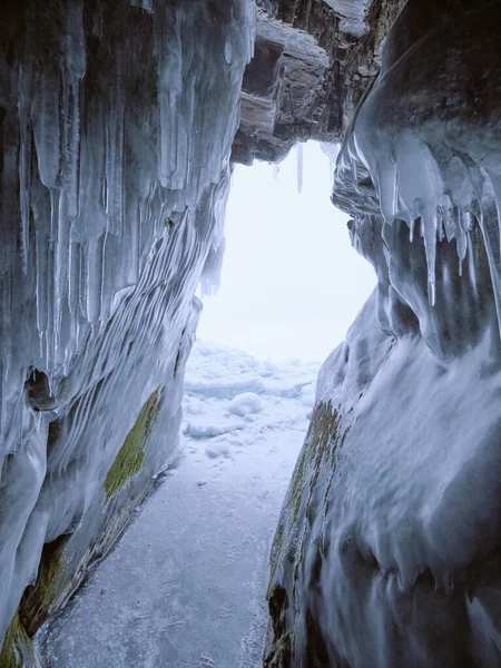 冰洞贝加尔湖上的Olkhon岛上的石窟 俄罗斯伊尔库茨克地区 — 图库照片