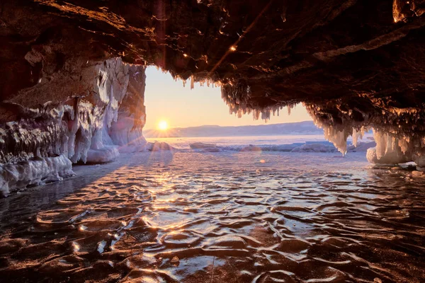 동굴에서 바라본 바이칼호 석영입니다 이르쿠츠크 러시아 — 스톡 사진